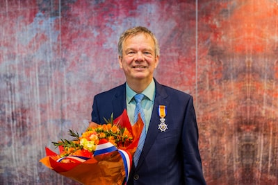 Rechter Roland de Moor krijgt lintje bij afscheid vanwege grote inzet voor Europees recht