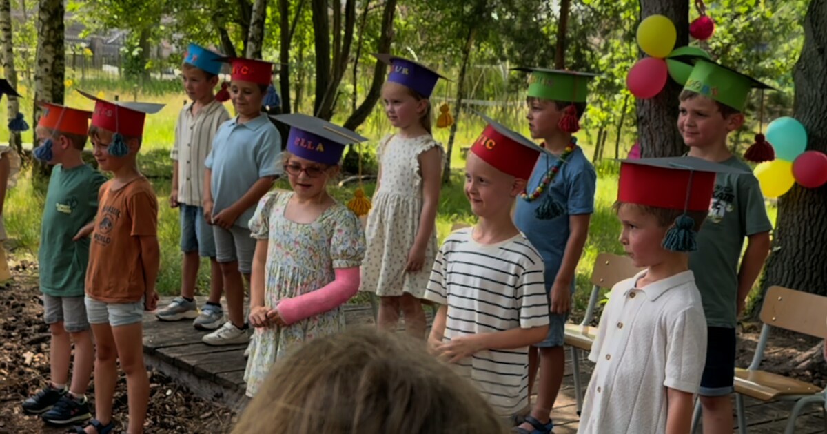 Kleuters van Wijkschool De Klimtoren in Lommel vieren proclamatie
