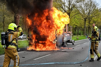 Dieseltank van bestelbus scheurt na tanken van verkeerde brandstof: grote brand, N65 dicht richting 