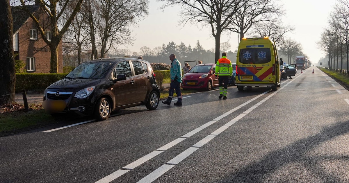 Vier auto’s botsen op elkaar in Deurne