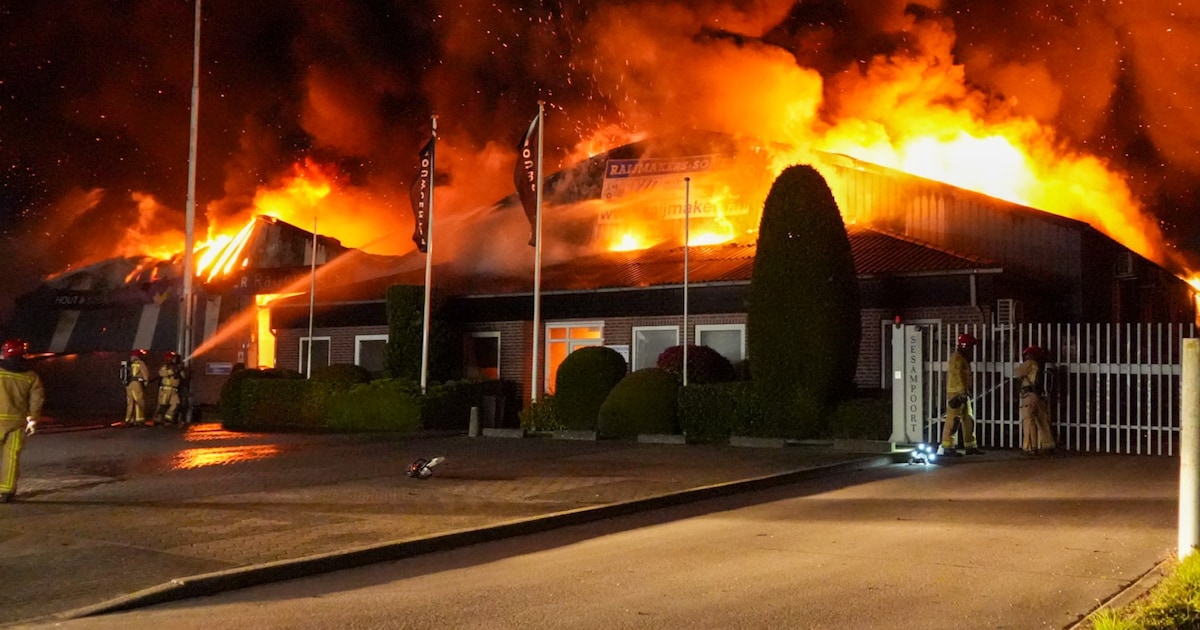 Uitslaande brand in loods met vrachtwagens in Someren: knallen gehoord, rook trekt over dorp