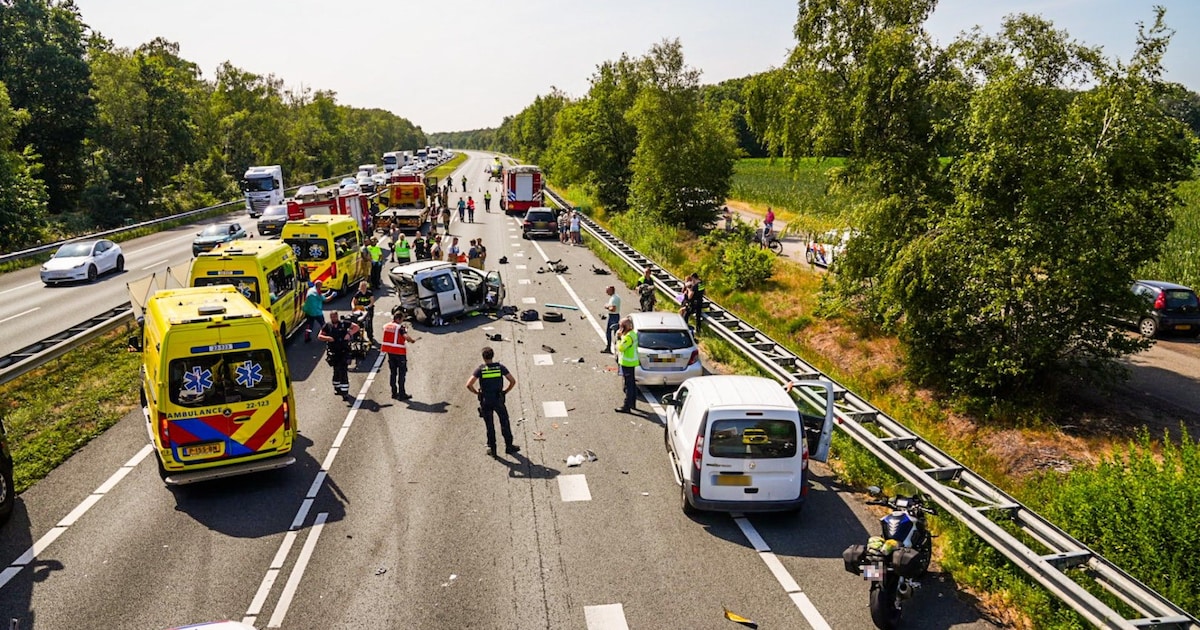 Kind met spoed naar ziekenhuis door ongeluk op A67 bij Lierop: meerdere gewonden, snelweg dicht