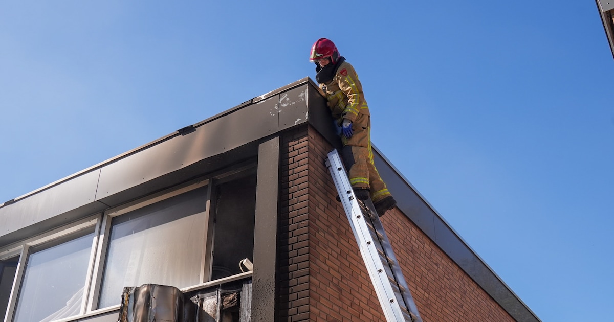 Brand in tuin slaat over naar woning in Helmond