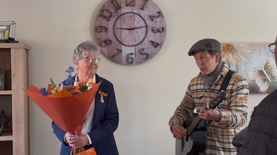 Bus met bestuurders en zeven lintjes aan boord trekt er in Hilvarenbeek opuit