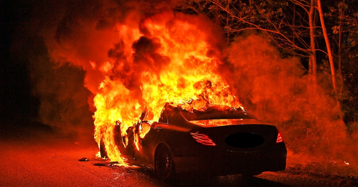 Auto vliegt tijdens het rijden in brand in Riethoven, bestuurder ziet ‘droomauto’ in vlammen opgaan