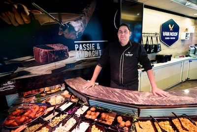 Klaas van Hoof vindt vlees een mooi product en geniet al 25 jaar van zijn beroep