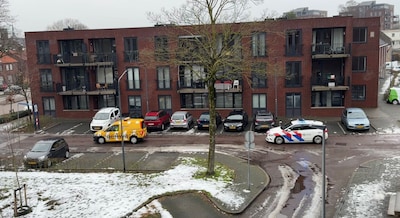 Bizarre beelden: politie zit met zwaailicht en sirene ANWB-auto achterna