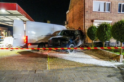 Bestelbus scheurt met meer dan 100 door woonwijk en dat gaat gruwelijk mis: ‘Zijn bank staat precies