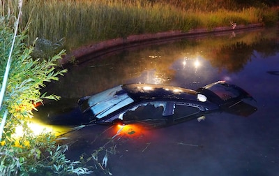 Bestuurder raakt van de weg en rijdt met auto het water in bij Jeroen Bosch Ziekenhuis in Den Bosch