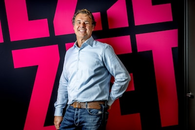 NLZiet stapt de auto in en trekt meer tv-kijkers weg bij Ziggo en KPN: ‘Maar strijd tegen illegale kastjes is complex’