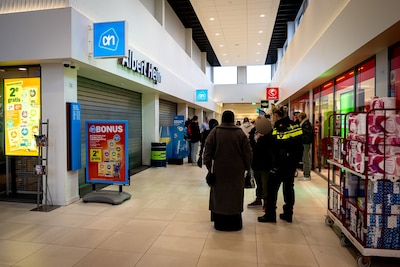 Monteur probeert CO2-lek te dichten bij Tilburgse Albert Heijn, andere winkels weer open: ‘Personeel