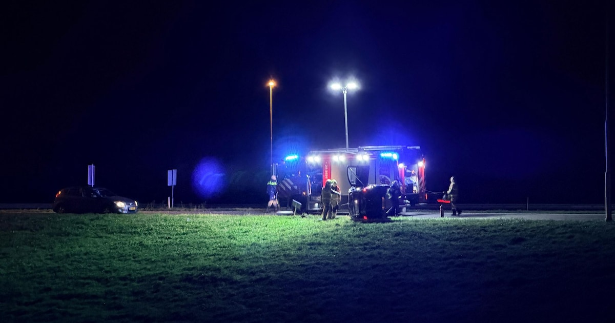 Auto belandt op zijkant op afrit van A50 bij Veghel