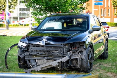 Bestuurder vliegt uit de bocht, rijdt verkeerslicht omver en verstopt lachgas na ongeluk in Tilburg