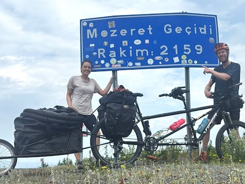 Joëlle en Thijs fietsten op een tandem naar China.