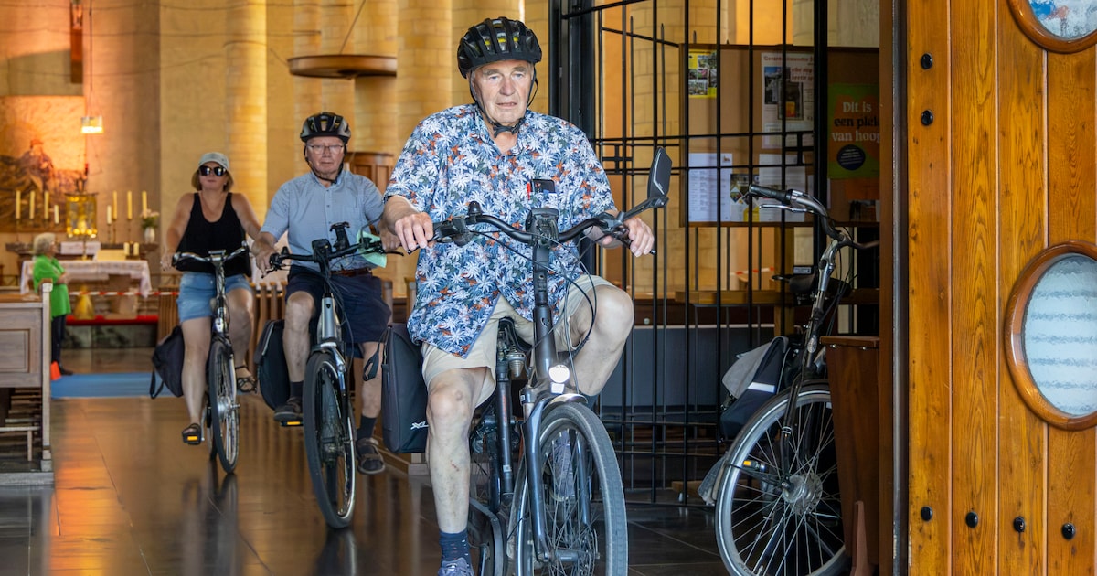 Geen rondje óm maar dóór de kerk: fietsen langs het altaar en tussen de banken