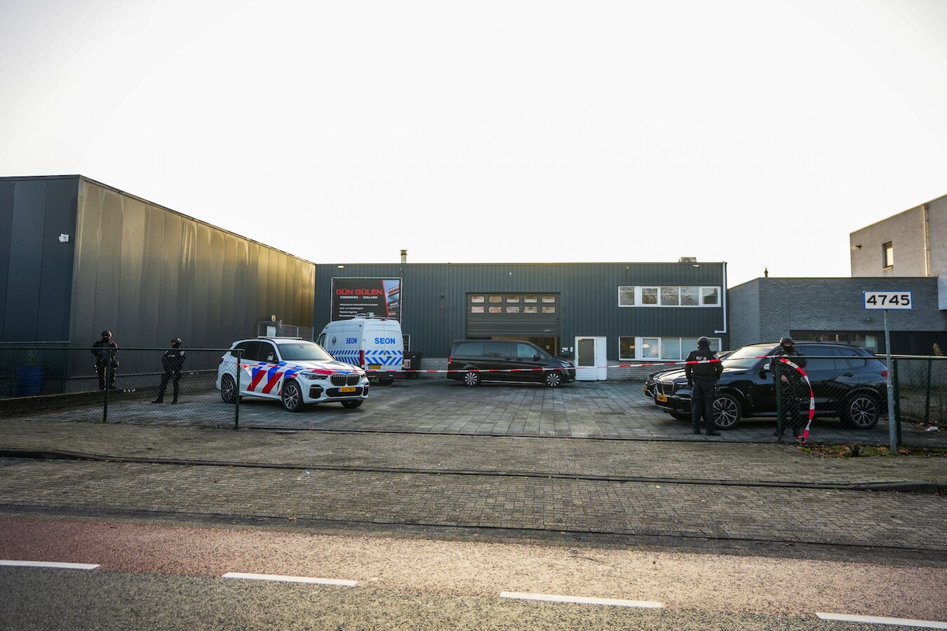 Inval bij Eindhovens transportbedrijf: grote vaten en kratten met ...