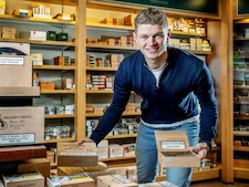 Ruben (23) nam sigarenspeciaalzaak van grootouders over: ‘Opa vertelt glunderend dat ik aan het roer sta’