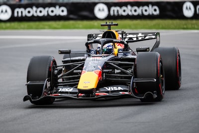 LIVE Formule 1 | Max Verstappen jaagt op Lewis Hamilton, Mercedes-coureur gaan strijd weer met elkaar aan