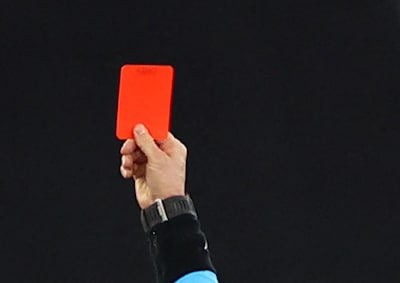 Speler Rood-Wit’62 slaat supporter MVC’19 na spreekkoren: gebroken neus