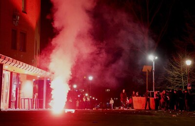 Gemeentehuis bekogeld met eieren en man opgepakt voor gooien vuurwerk bij azc-protest, daarna wordt 