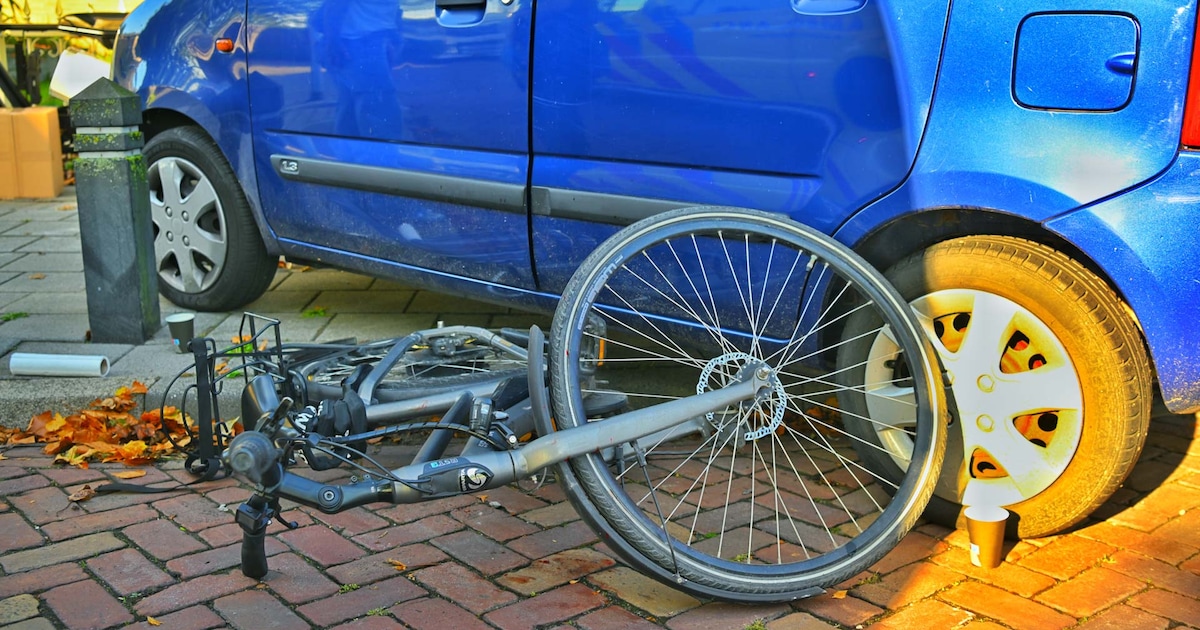 Tienermeisje raakt gewond bij botsing met auto in Valkenswaard, slachtoffer naar het ziekenhuis