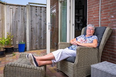 Drukte, hitte, afzien, zij blijven deze zomer lekker thuis: ‘Je eigen bed slaapt toch het lekkerst’