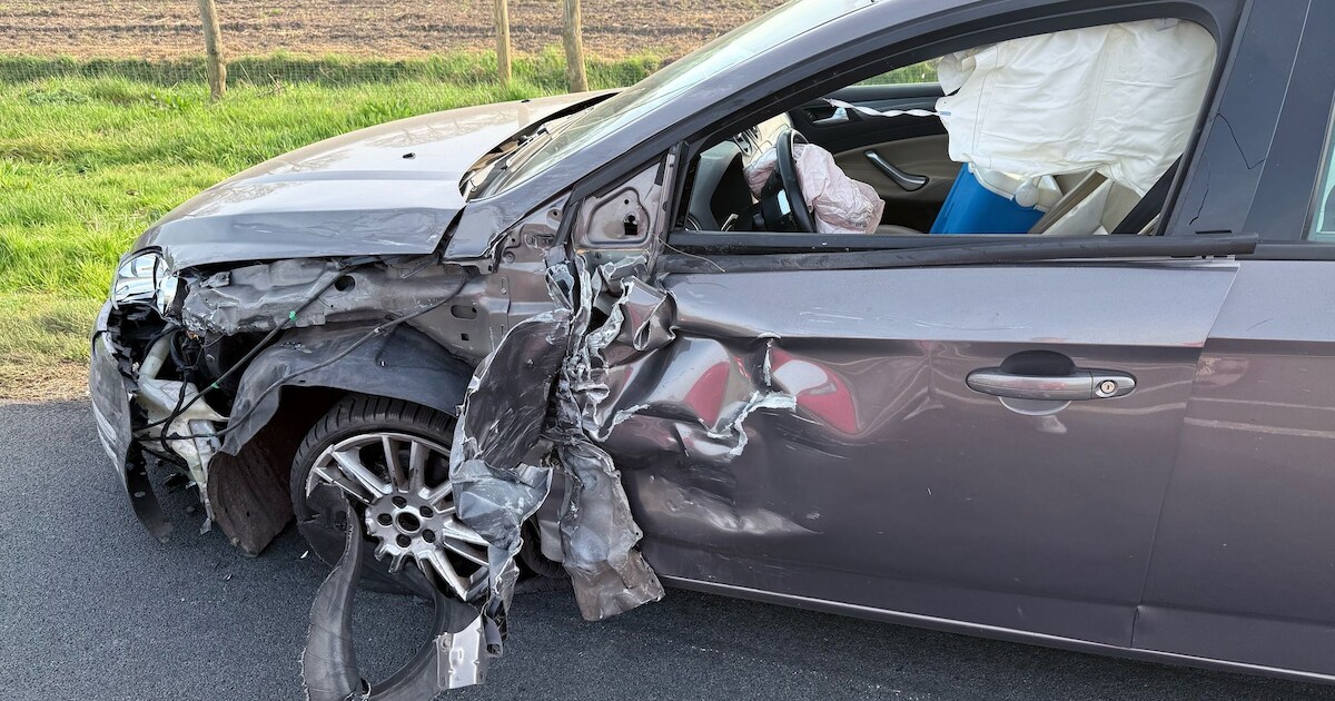 Bestelbus en auto botsen op weg tussen Boekel en Gemert, bestuurder na blaastest mee naar bureau | G