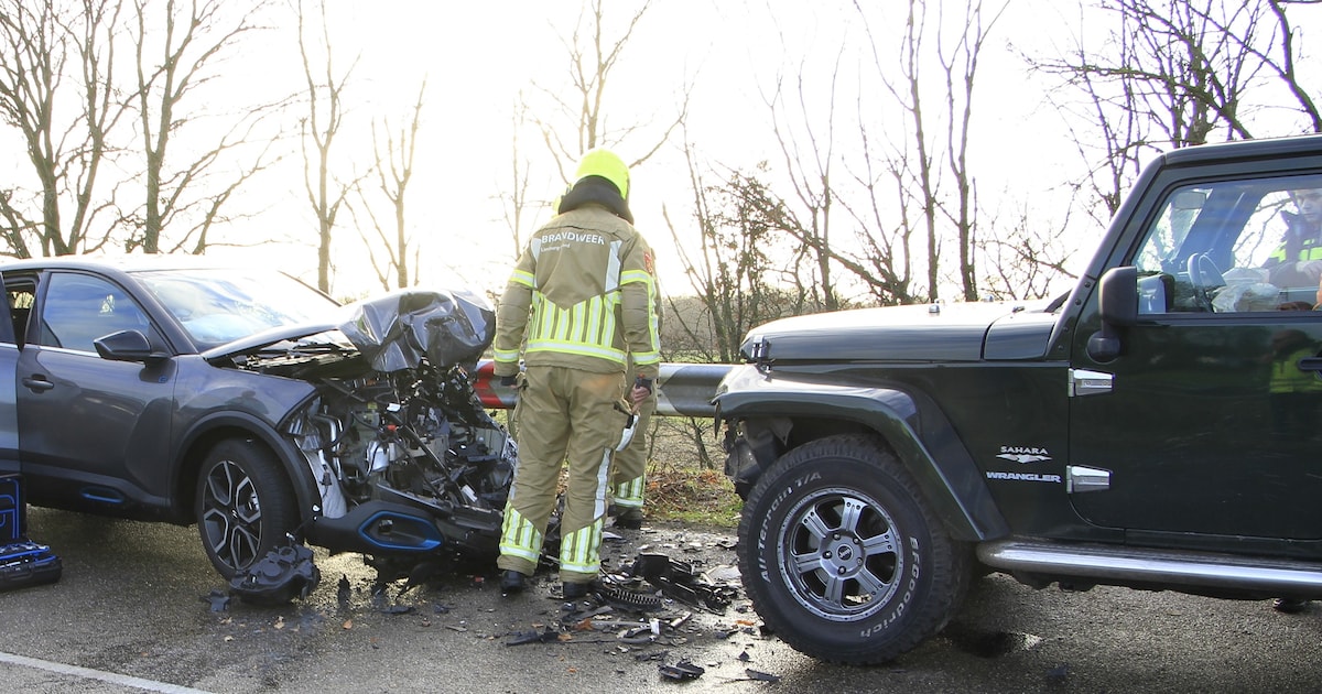 Flinke schade na frontale botsing tussen twee auto's op Kraanweg in Weert