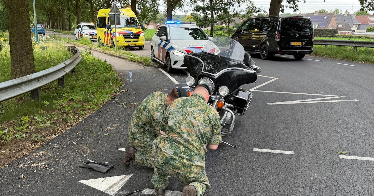 Motorrijder gewond bij botsing achterop auto in Lieshout, Defensie-medewerkers schieten te hulp