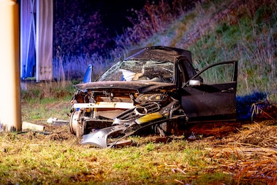 Agent deelt wat hij zag nadat auto over rotonde op N269 werd gelanceerd: ‘Naast hem lag een lachgasf