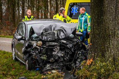 Auto botst frontaal tegen boom in Mariahout, traumahelikopter geland