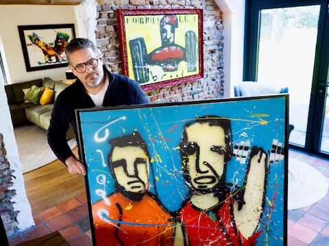 Ron van Zantvoort met de vervalsing. Achter hem aan de muur een echte ‘Brood’. 