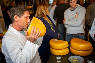 Kijken, knijpen, ruiken en proeven: wie maakt de beste kaas van Zuid-Nederland?