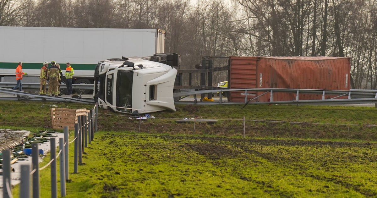 Vrachtwagen gekanteld op A67 bij Helenaveen, verkeer wordt omgeleid
