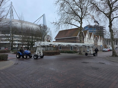 Dertig keer per jaar wurmt PSV reusachtige veldlampen door smalle straat: ‘Het gaat een keer fout’