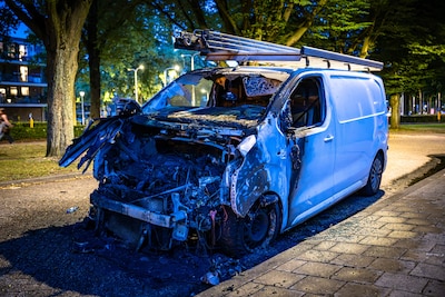 Bestelbus brandt uit in Tilburg, politie onderzoekt mogelijke brandstichting