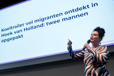 ‘Wat spreek jij goed Nederlands?’: Zoë Papaikonomou laat zien hoe goedbedoelde woorden anders kunnen
