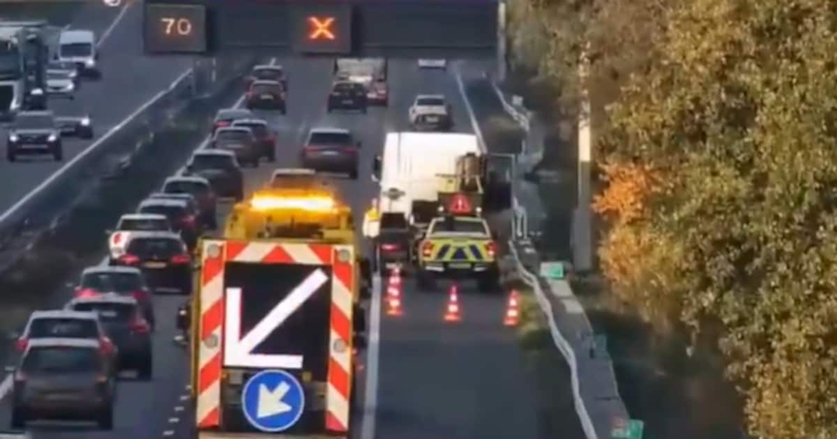 Vrachtwagen met klapband veroorzaakt file van een uur op A67 bij Someren | 112 nieuws Someren