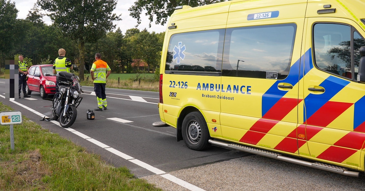 Motorrijder naar ziekenhuis na botsing in Deurne, automobilist meegenomen door de politie