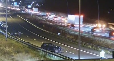 Man (39) uit Deurne kijkt even in zijn spiegel en knalt op stilstaan­de auto: vrouw belandt voor res