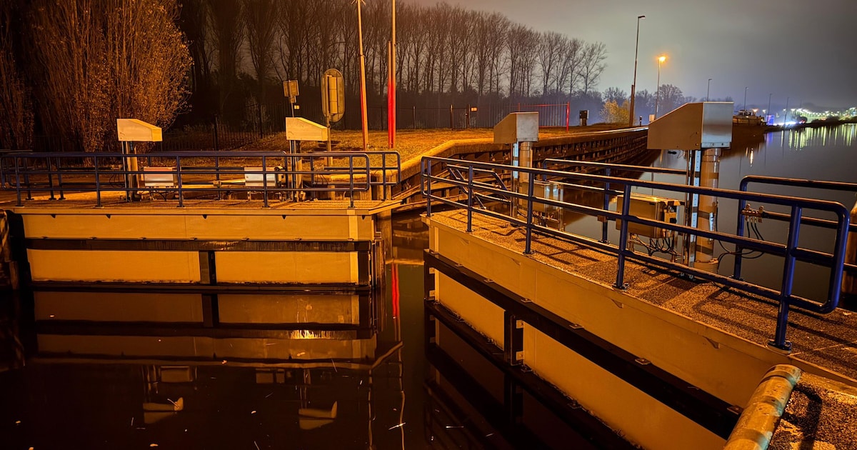 Sluis bij Schijndel blijft mogelijk twee weken dicht na aanvaring, vier schepen zitten vast