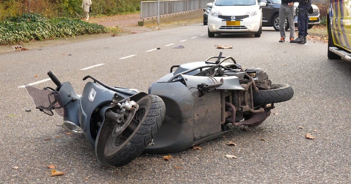 Automobilist botst met scooter in Helmond, man raakt gewond aan been