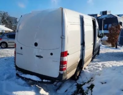 Busje bungelt boven sloot in Oirschot, maar verzekering weigert hulp te sturen