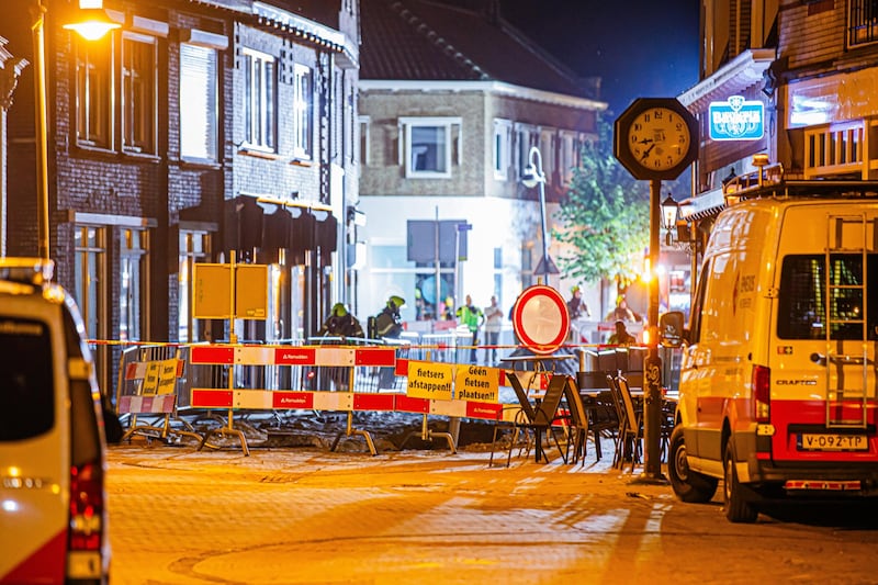 Op borden staat aan de Stationsstraat aangegeven dat fietsers af moeten stappen door werkzaamheden.