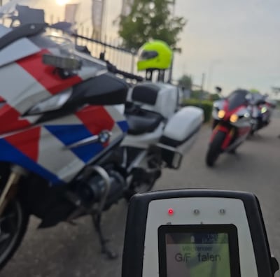Motorrijder scheurt met 220 km/u over A2 en blijkt zwaar onder invloed