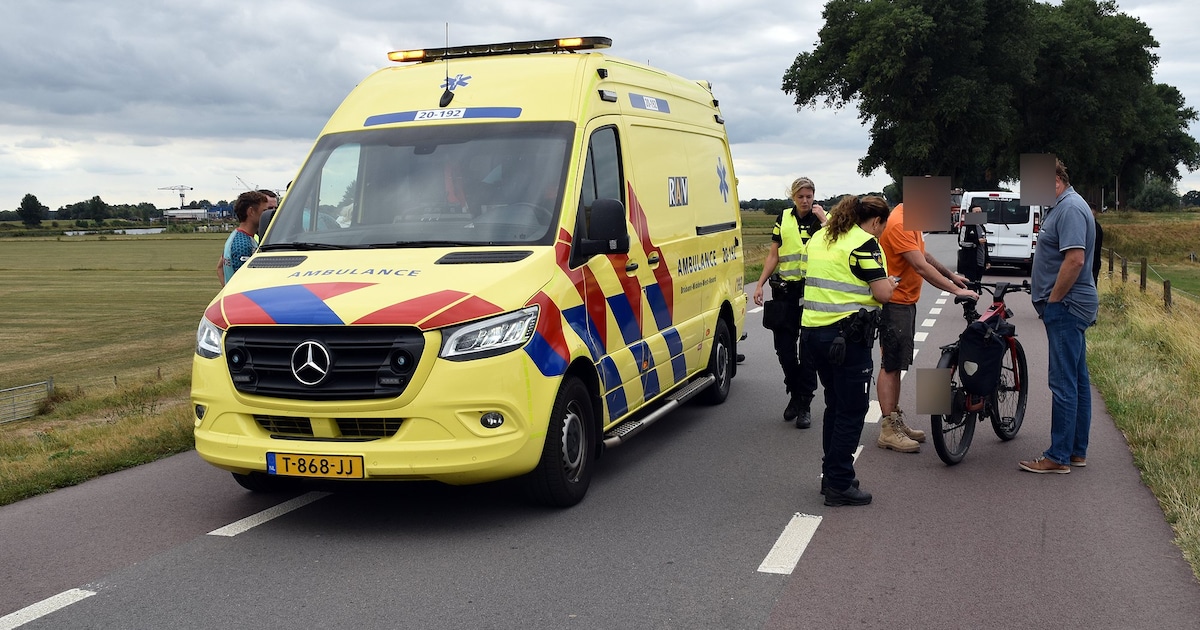Fietser op speedpedelec gewond bij botsing met busje in Nederhemert-Zuid