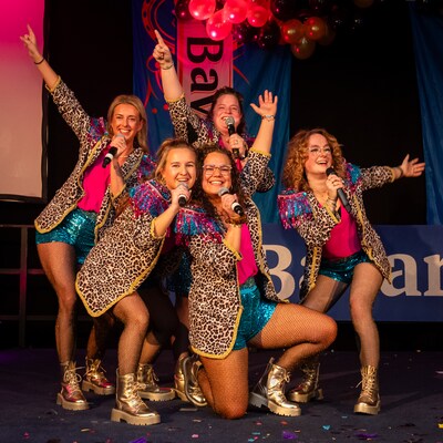 Vijf vriendinnen nemen als grapje carnavalsnummer op en scoren karrevracht aan optredens