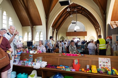 De kerkbanken zijn binnen tien minuten verkocht: vroegere kerk Brouwhuis één dag open voor verkoop van spullen