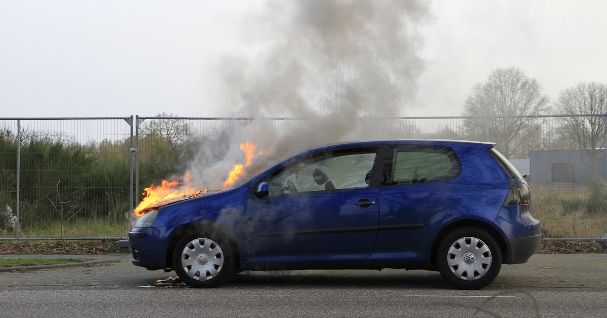 Motor van auto vliegt in brand op Straevenweg in Weert