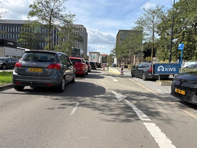 Fietsers tevreden, nu klagen automobilisten over Duitse verkeerslichten in Tilburg: ‘Helemaal van de